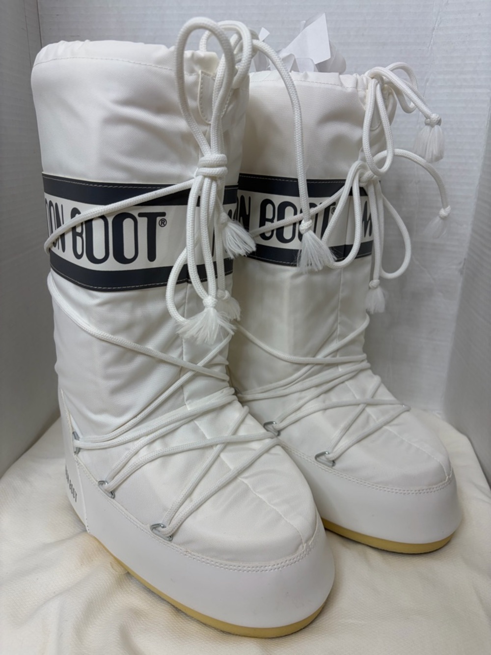 Moon Boot White Padded Snow Boots with Logo Band